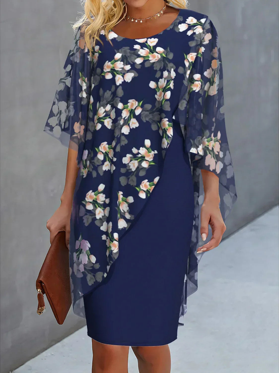 Lea – Robe Courte avec Fleurs et Cape