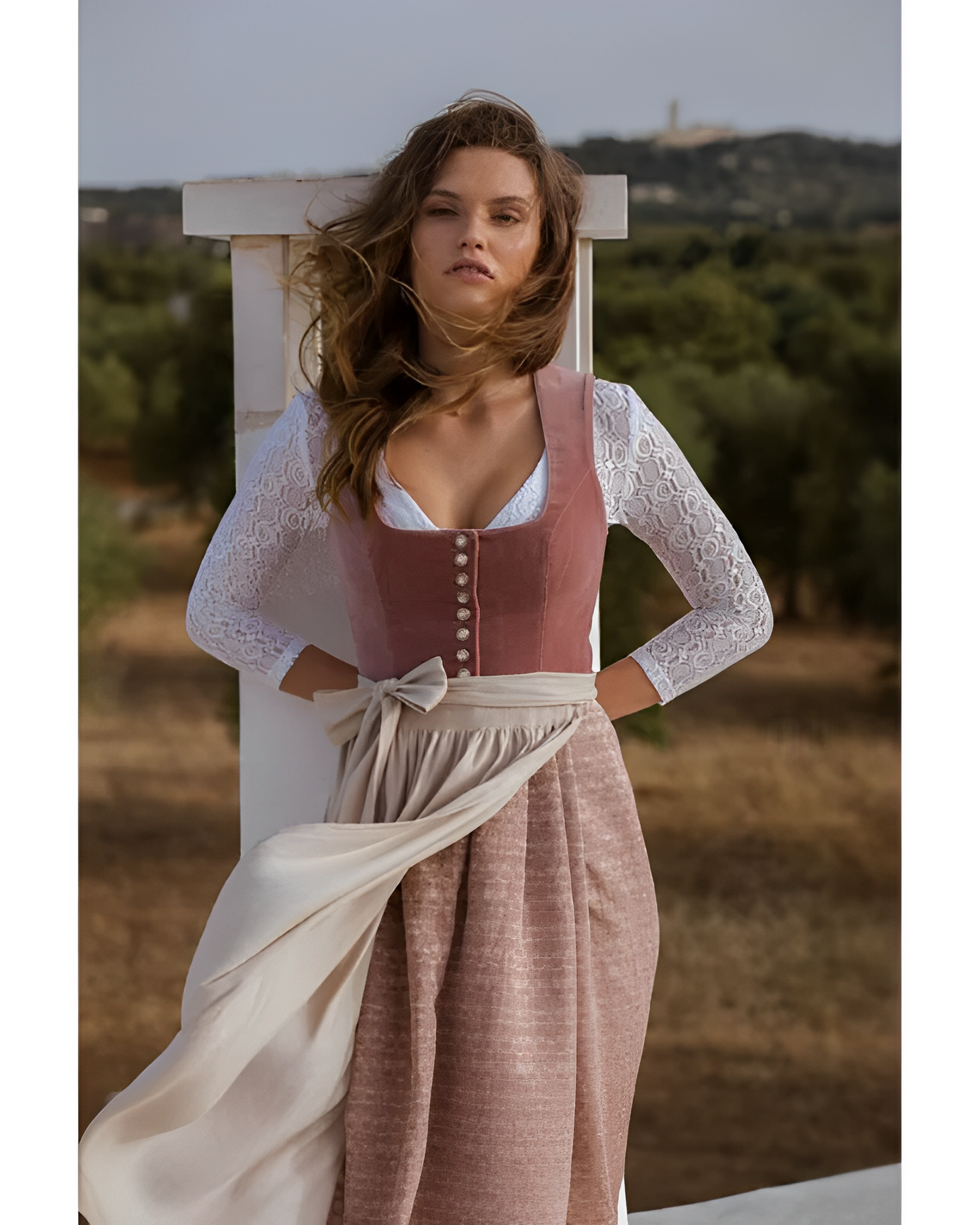Greta – Dirndl mi-long avec décolleté carré